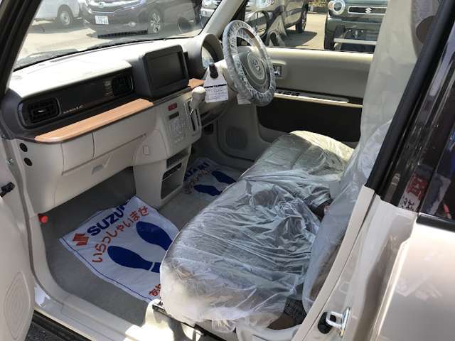 助手席からでも運転席への移動が可能です！