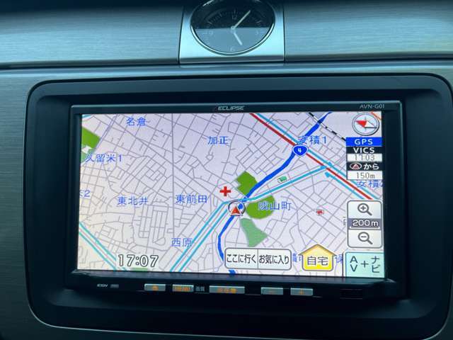 ナビが装備されてますので初めて訪れる場所でも迷わずに目的地に到着できますね♪長距離ドライブでCDも聞くことが出来るので、ドライブも一層楽しくなりますよ♪
