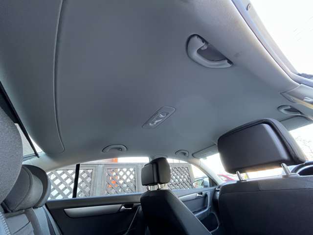 輸入車ですと天張りの垂れが多く見られますが、こちらの車両は垂れ・汚れも見受けられなくキレイな状態の車両となっております！天張りの張り直しの必要もございません！