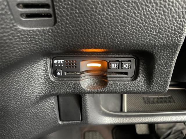 【ETC】有料道路を利用する際に料金所で停止することなく通過できる、ETC車載器（ノンストップ自動料金収受システム機器）が装備されています。セットアップを行うことで利用可能になります。