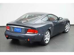 アストンマーティンの聖地、ニューポートバグネル工場にて職人の手作業によりアルミの板から1パネルずつ丁寧に造り出されたされた本物のハンドメイドボディ