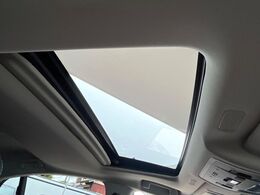 【サンルーフ】開放感たっぷりの希少装備、サンルーフが装着されています！車内に明かりを取り入れたり景色を楽しむ以外にも、車内の空気も簡単に換気できて快適です！