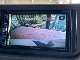 【バックカメラ】駐車時に後方がリアルタイム映像で確認できます。大型商業施設や立体駐車場での駐車時や、夜間のバック時に大活躍！運転スキルに関わらず、今や必須となった装備のひとつです！