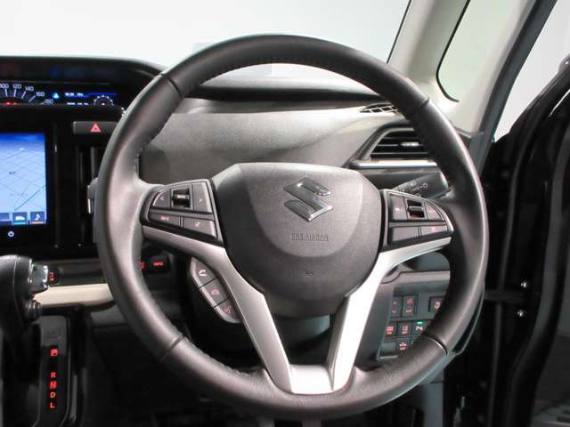 走行中.オ-ディオに手を伸ばして選曲やボリューム調整するのは.大変危険ですよね！ステアリングスイッチなら手元で簡単に操作できるので運転に集中できます♪