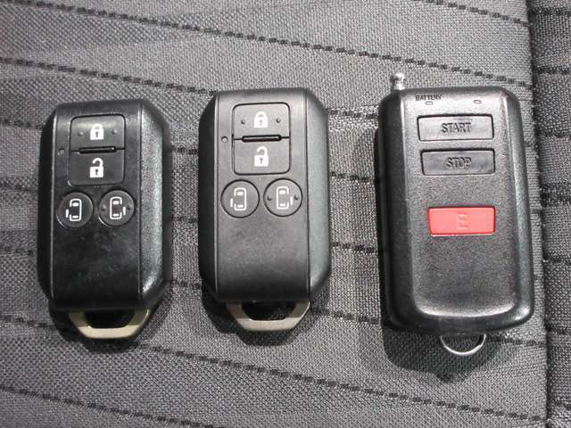 ポケットやカバンに入れたままドアの開閉ができるインテリジェントキーです純正エンジンスターターついています