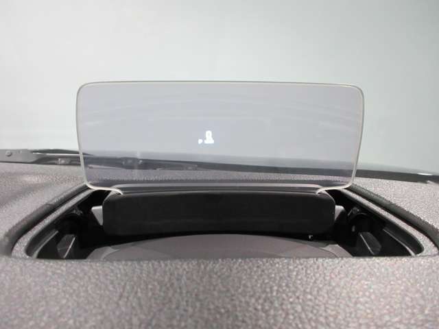 ヘッドアップディスプレイは現在の車速やギヤポジションなどの情報を運転者の視界前方に表示する機能です