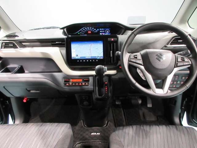 ナブゲ-ションを見やすい位置に配置して視点の移動を抑えて操作性をアップした運転席まわりです。もちろんクリ-ニング済みで室内もキレイです