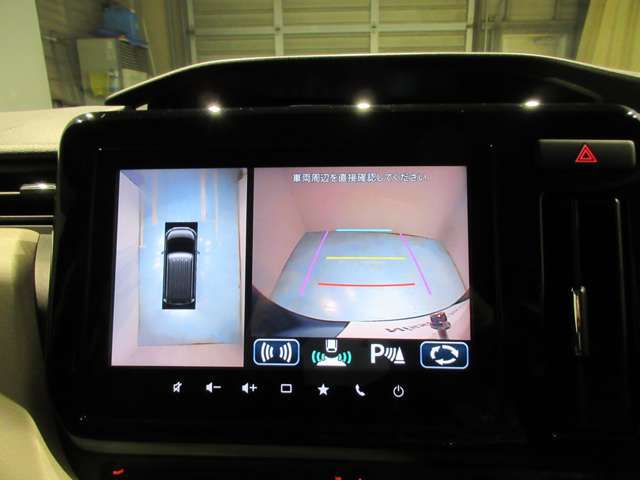 上から丸見え！アラウンドビューカメラです。お車の周りを写します。もちろん後退時には右画面に大きく表示します。