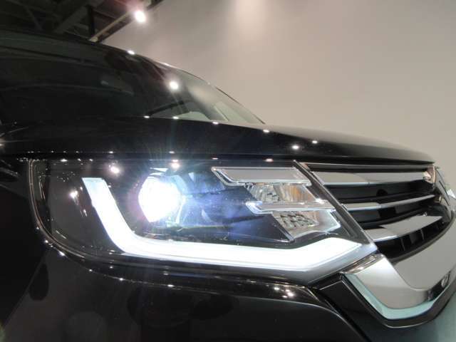 高輝度LEDヘッドライトを装備しているので.雨天などの悪天候や夜間走行も安心して運転できます！良好な視界を確保できるうえ消費電力も抑えられます