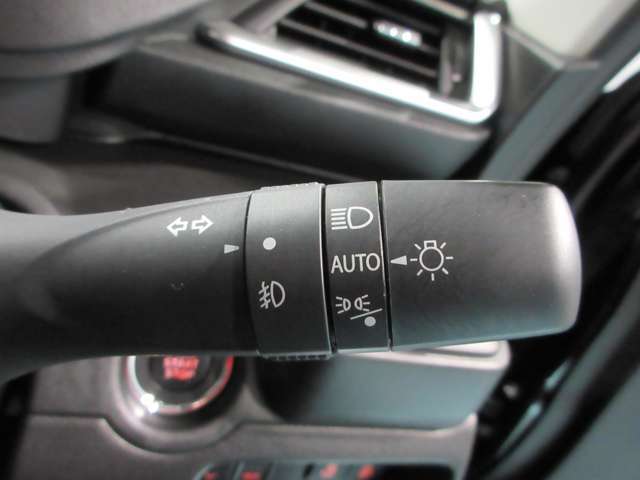 周囲が薄暗くなり始めた際に自動でヘッドライトを点灯してくれます