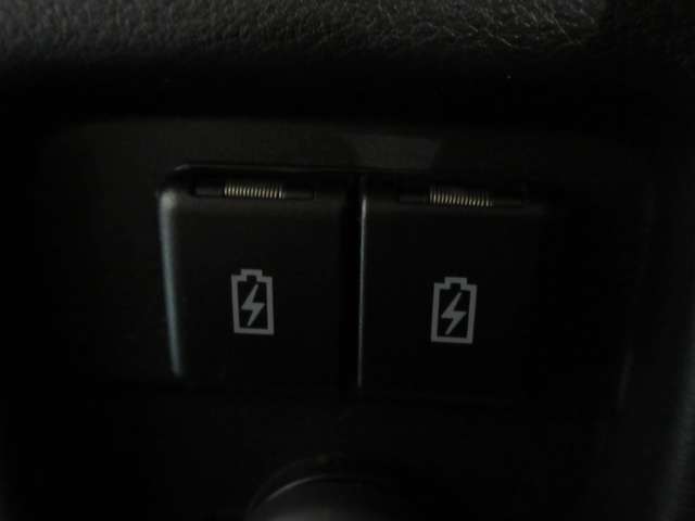 USB充電専用電源ソケットも付いています。モバイル機器などの充電専用