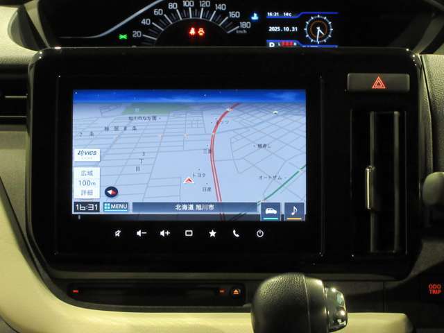 メモリーナビ付きです。知らない場所にお出かけの際には非常に活躍します。