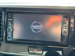 【純正ナビ】人気の純正ナビを装備しております。ナビの使いやすさはもちろん、オーディオ機能も充実！キャンプや旅行はもちろん、通勤や買い物など普段のドライブも楽しくなるはず♪