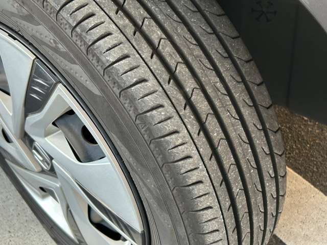 車にとって大切なタイヤ♪ご覧の通り、しっかり残ってます！引き続き、安心して乗って頂けます！◆在庫移動もございますのでご来店の際は事前にご連絡をお願いします！