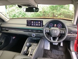 ご覧のように、視界が広く運転しやすいように設計されています。また、デュアルフルオートエアコンで快適です。