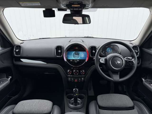 保証期間中に、万一路上で故障などトラブルが発生した際には、緊急連絡を365日24時間フリーダイヤルでお受けしております。出張修理やレッカーの手配、さらにはお客様の代替交通手段やホテルの確保を行います。