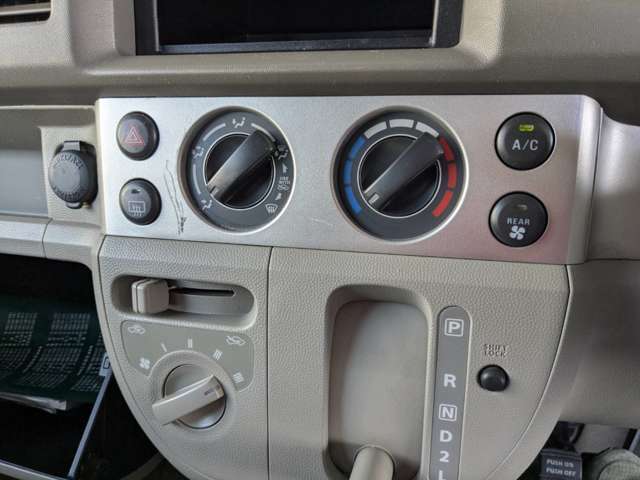 気になる点がございましたら、お気軽にお電話下さい。内外装の状態など、実物を見ながらの詳細確認説明を正確に申し上げます。また希望のお写真をメールやFAXでお送りさせていただきます。