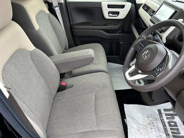 乗り心地の良いフロントシートです。足回りも広々としておりますので、長時間の運転も疲れづらいですよ。