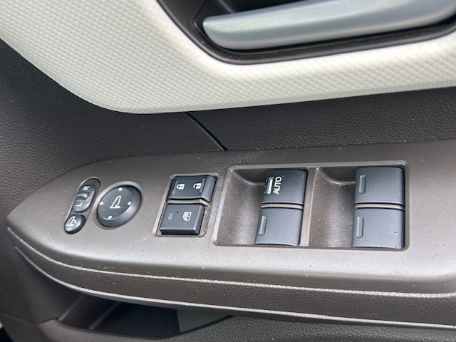 運転席窓操作部スイッチの画像です。