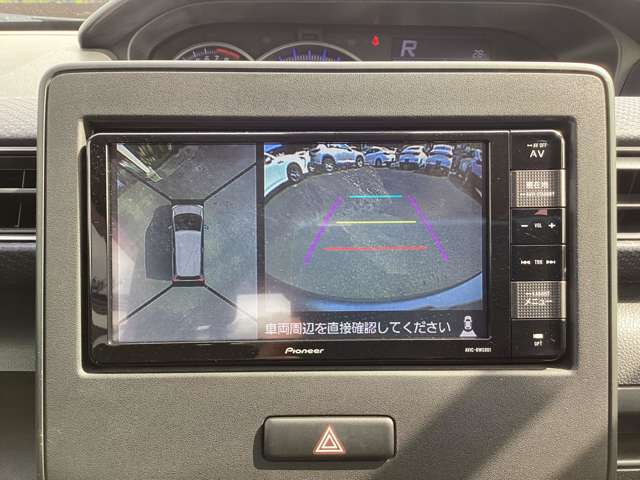 【360°ビューモニター】　　とても分かりやすい、クルマの上から見下ろしたような映像で、駐車サポートをしてくれます。