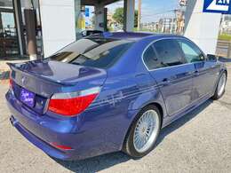 ALPINA B5リムジンSC、艶やかなアルピナブルーがとても魅力的です。　リアの2本出しマフラーからはアルピナレシピでチューンされたB5の迫力有るアルピナサウンドを奏でて存在を主張します！！