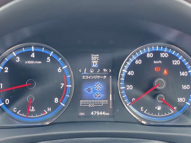 指針メーターでガソリン残量など見やすくなっております♪