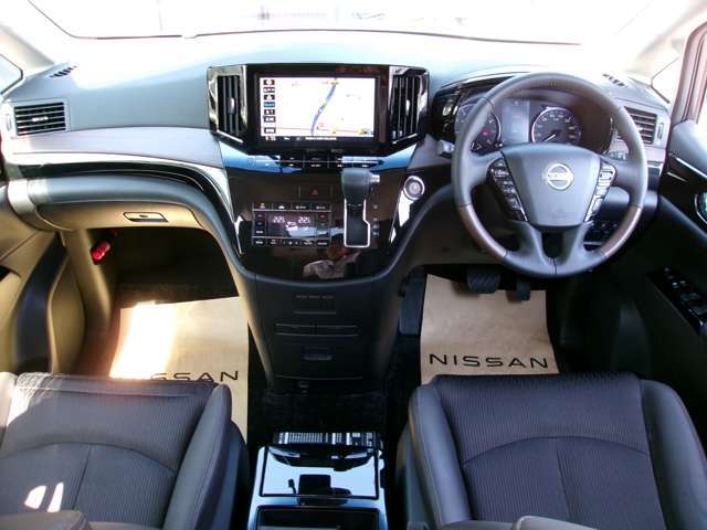 まずは、お座り下さい。運転している感覚がつかめると思います＾＾