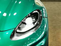 LEDヘッドライトが装備されていると同時にエアインテーク部分にデイライトランプを装備しているDBX707の独自の造形です。