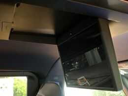 【フリップダウンモニター】大画面モニターで後席でもエンタメをお楽しみいただけます。小さなお子様にも大人気の装備です♪