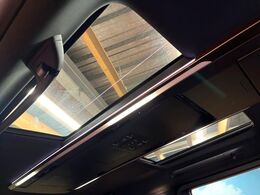 【左右独立ムーンルーフ】2列目左右席にそれぞれ配置されたガラスルーフ！日差しに合わせて片側だけシェードを閉めることも可能です！