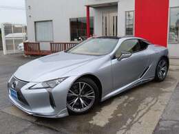 下端からボンネットフードへと続く流れを強調しボディと一体化させ躍動感を高めたスピンドルグリルを中心に超小型3連LEDライトとL字型に発光するクリアランスランプを配置し、精悍かつエレガントな表情を演出。