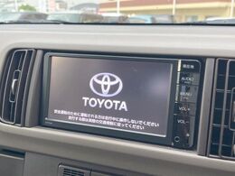 【純正ナビ】人気の純正ナビを装備しております。ナビの使いやすさはもちろん、オーディオ機能も充実！キャンプや旅行はもちろん、通勤や買い物など普段のドライブも楽しくなるはず♪