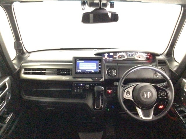 【前方視界】開放的な前方視界！運転がしやすく疲れにくいです♪窓が大きく、見通しがとっても良いおクルマですよ♪