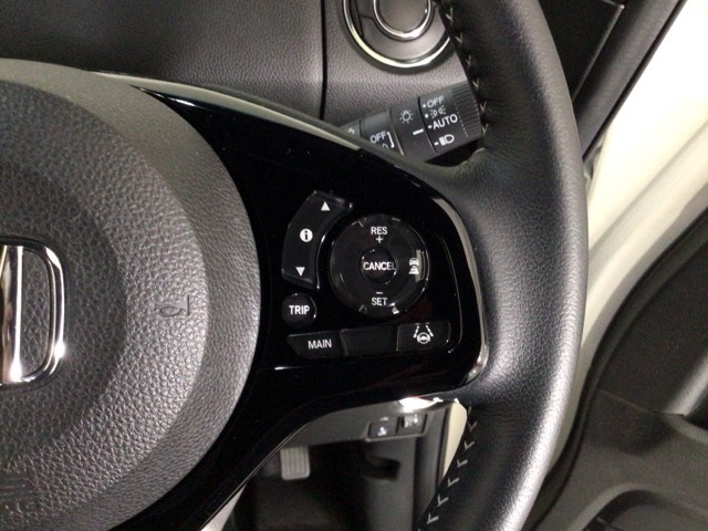 【アダプティブ・クルーズ・コントロール】予め設定した車速内でクルマが自動的に加減速。 前走車との適切な車間距離を維持しながら追従走行し、高速道路でのドライバーの疲労を軽減してくれる嬉しい機能付♪