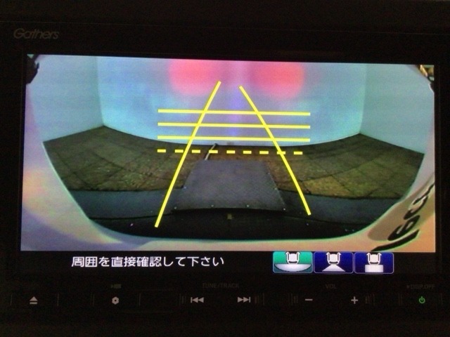 【バックカメラ】運転が苦手な方も車庫入れラクラクです！ギアをリバースに入れれば自動的に切り換わりますので、面倒な操作は不要です♪狭い駐車場もお車を傷つけず安心ですね！