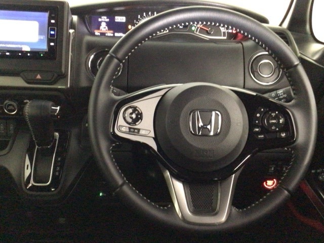 【ハンドル】運転にかかわる様々な操作を安全に行えるように視点移動が少なく操作性に配慮されたスイッチ類が凝縮されたコックピットです。