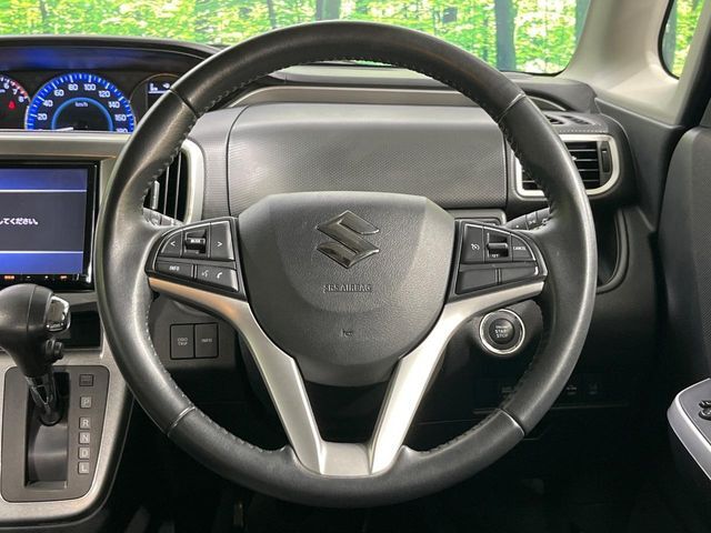 【純正革巻きステアリング】上質な革を使用することで、手にしっかり馴染みとても運転しやすいハンドルです♪
