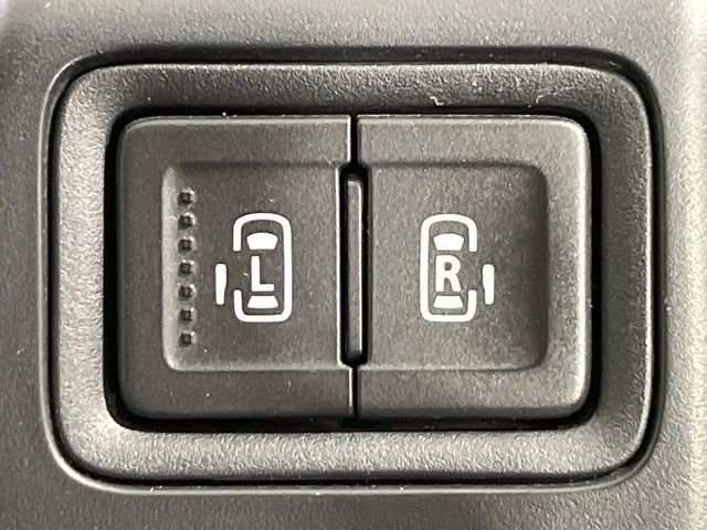 【両側パワースライドドア】スマートキーや運転席のスイッチで後席両側スライドドアの開閉が可能♪電動だから力を入れてドアを開ける必要が無く、小さなお子様でも簡単に開け閉めでき快適です♪