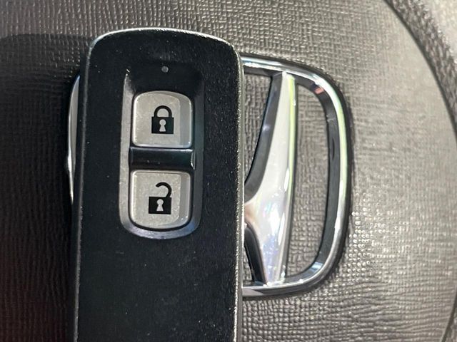 【Hondaスマートキー】カバンやポケットに入れたままでもドアの施錠・解錠が可能なスマートキーを装備。エンジンのオン・オフ時もカギを取り出す必要が無いからとっても便利です♪