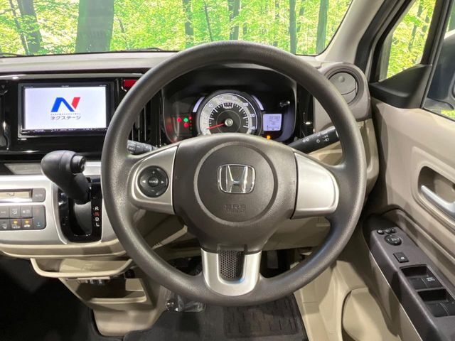 インテリアに合わせたデザインのステアリングは、運転される方のことも考え、運転しやすい形状、大きさです。是非一度、実際に触ってお確かめください。