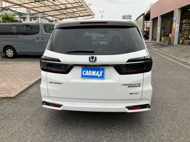 ☆雨の日でもお仕事帰りでも、屋根下展示コーナーにてごゆっくりお車をご覧になれます☆