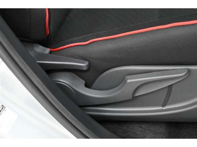運転席にはリクライニング＋シート上下アジャスターレバーを装備。