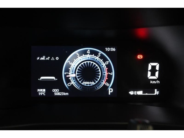 『LEDデジタルスピードメーター 』＋ 『7インチTFTカラー液晶ディスプレイ』を装備しています。