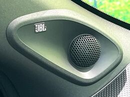 【JBLサウンドシステム】高度なチューニング能力が搭載されており、高音質な音楽をお楽しみいただけます♪