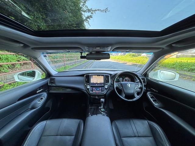 室内はタバコなどの嫌な匂いはございません！本革シート、メーカー純正ナビなど装備！その他にも社外コンビハンドルやシートヒーター、ベンチレーション/バックカメラ/ETC/ドラレコ等の装備も充実1
