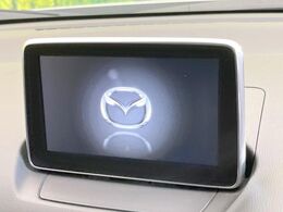 【マツダコネクトナビ】車内の雰囲気にマッチした一体型タイプのナビ。各種車輌設定やBluetooth再生等、様々な機能が楽しめます。直感的なダイヤル操作が可能で、使い勝手も良好です。