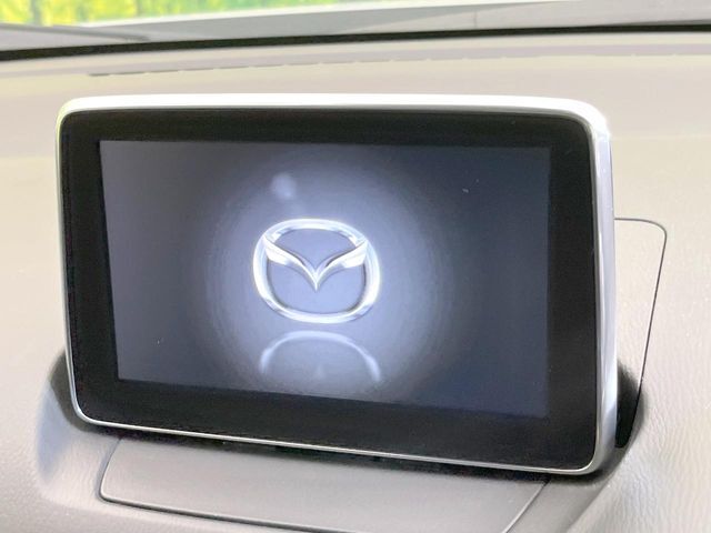 【マツダコネクトナビ】車内の雰囲気にマッチした一体型タイプのナビ。各種車輌設定やBluetooth再生等、様々な機能が楽しめます。直感的なダイヤル操作が可能で、使い勝手も良好です。
