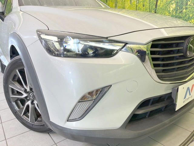 【LEDヘッドライト】悪天候や夜間走行時も良好な視界を確保し安心して運転できる高輝度LEDヘッドライトを装備！点灯速度が早く、消費電力も抑えられています。