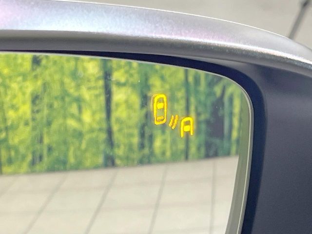 【ブラインドスポットモニタリング】走行中、ドアミラーの死角になりやすい箇所に後続車が接近するとサイドミラー付近に警告を表示、ドライバーに注意喚起をしてくれます。