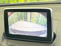 【バックカメラ】駐車時に後方がリアルタイム映像で確認できます。大型商業施設や立体駐車場での駐車時や、夜間のバック時に大活躍！運転スキルに関わらず、今や必須となった装備のひとつです！